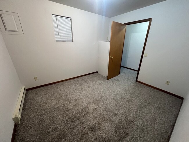 Building Photo - One Bedroom Apartment With Office Space