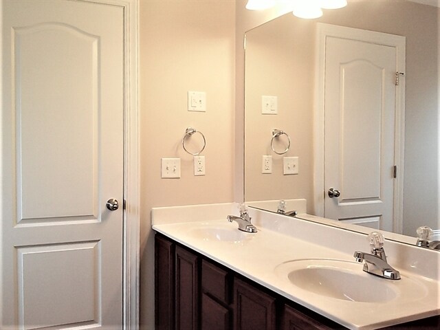 Building Photo - 7037 Oak Brook Terrace