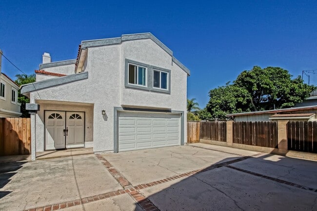 Building Photo - Newly Updated, Detached Rear Townhome w/ S...