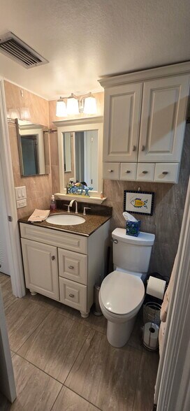 2nd bathroom - 14255 Rosemary Ln