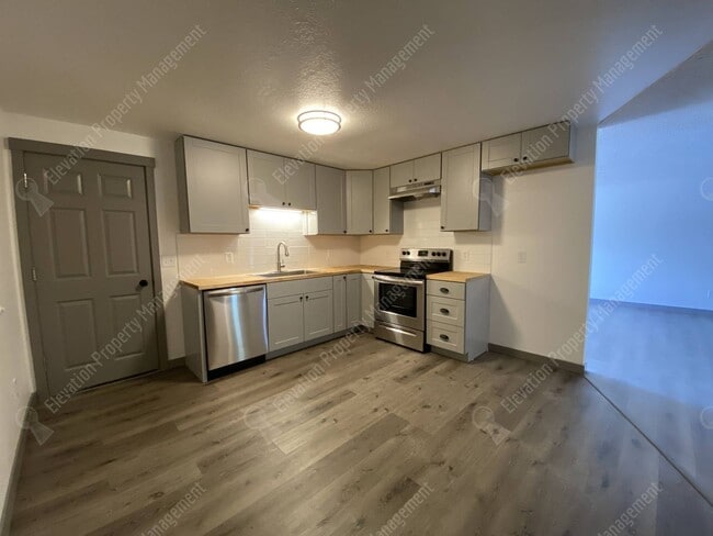 Building Photo - Centrally Located 2 BR - 1 BA Duplex