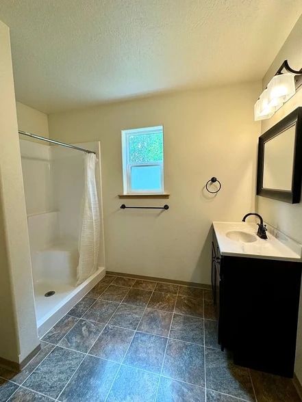 Downstairs bathroom - 40111 Frogberry St