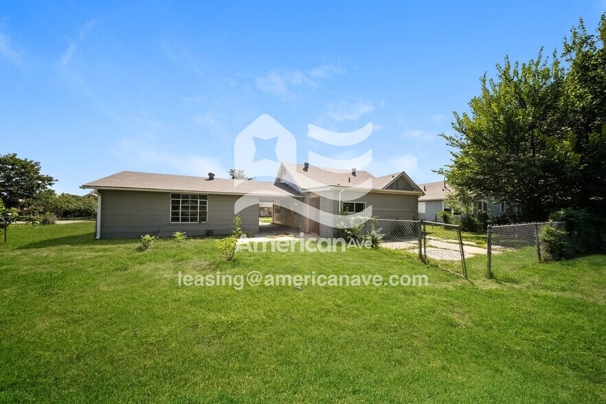 Building Photo - 225 E Himes St