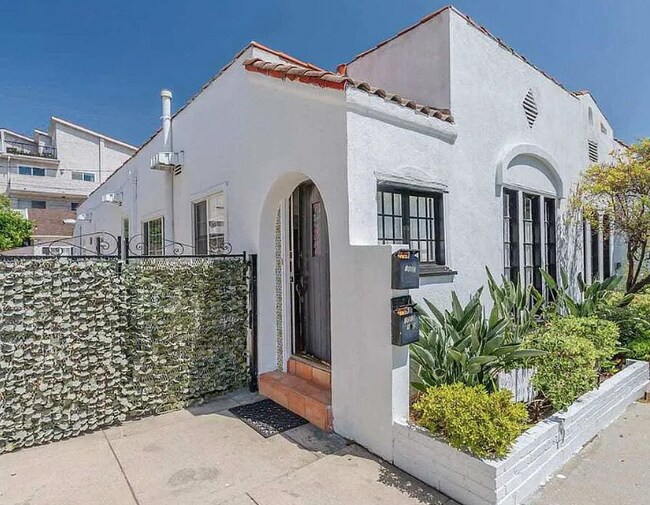 Building Photo - 1020 Havenhurst Dr