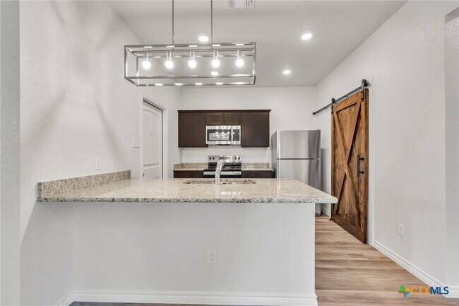 Building Photo - 1118 B Zora Dr