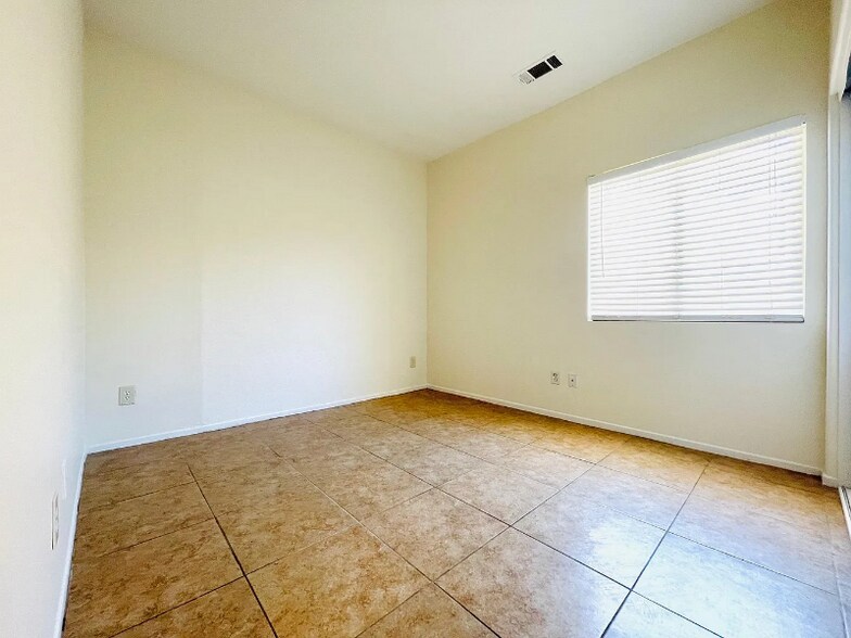 Building Photo - 83107 Greenbrier Dr