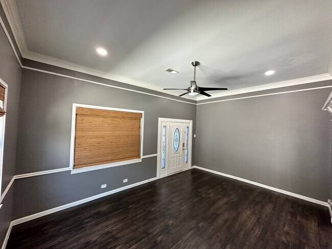 Building Photo - Make this Fairmount Showstopper Home!