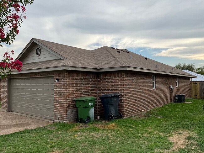 Building Photo - 10220 Lilac Ln