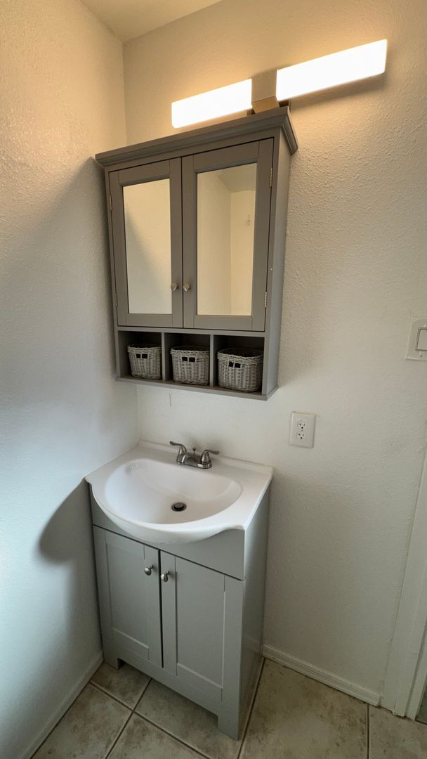 Building Photo - Renovated 4 Bedroom, 2 Bathroom Home in a Prime Phoenix Location!