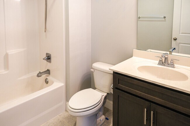 Building Photo - 3 Bedroom, 2.5 Bath in Prime Location! Law...