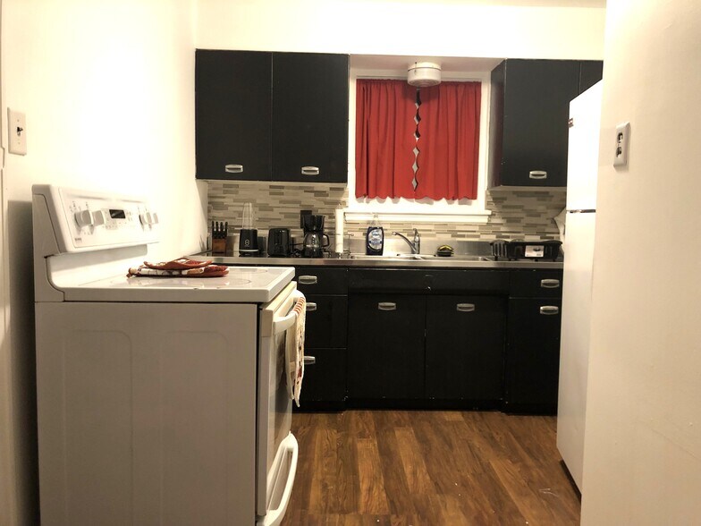 Kitchen - 216 Green Ave