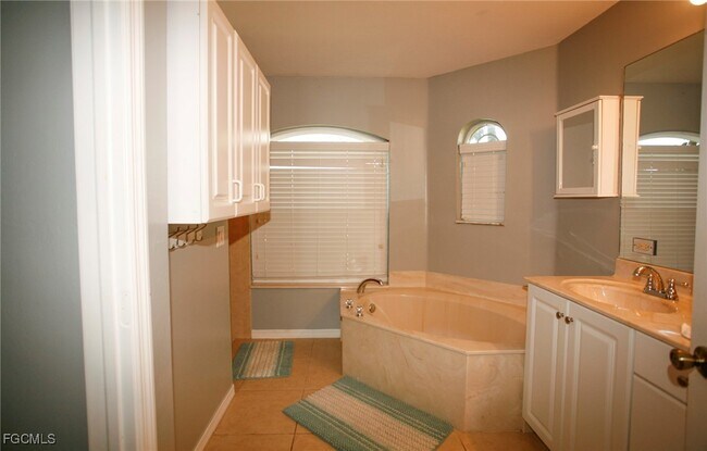 Building Photo - 723 NW 38th Pl