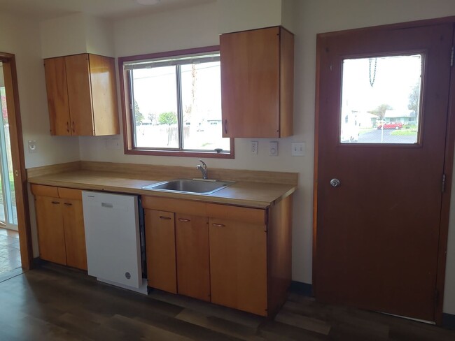 Building Photo - 8912 Travis Dr