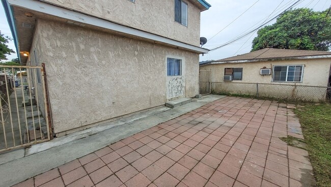 Building Photo - 6 Bedroom 3 Bath Two Story House with REMODELED Kitchen and Bathrooms Available Now!