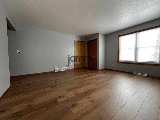 Building Photo - 3027 Brookdale Ave
