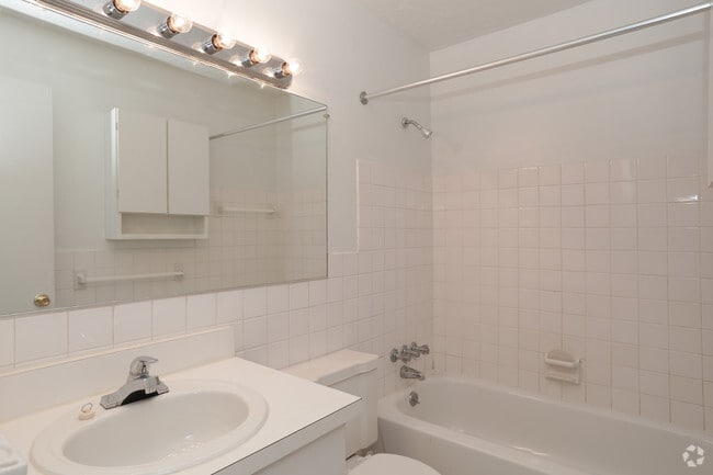 1BR, 1BA - 670SF - Highland Woods Towers & Gardens