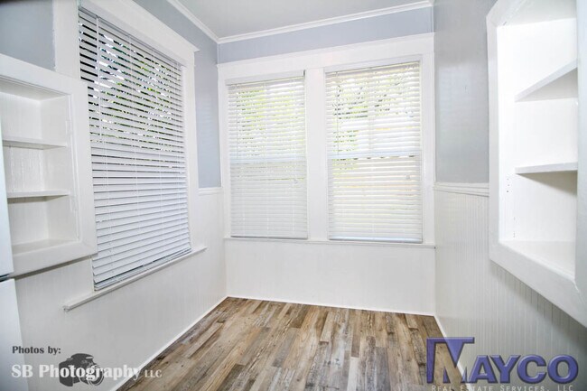 Building Photo - 448-448 Robinson Pl