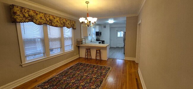 Building Photo - 5527 N Bernard St