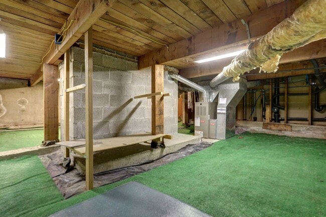 Building Photo - Lovely 4BR 1.75BA Bellevue Tri-Level Home