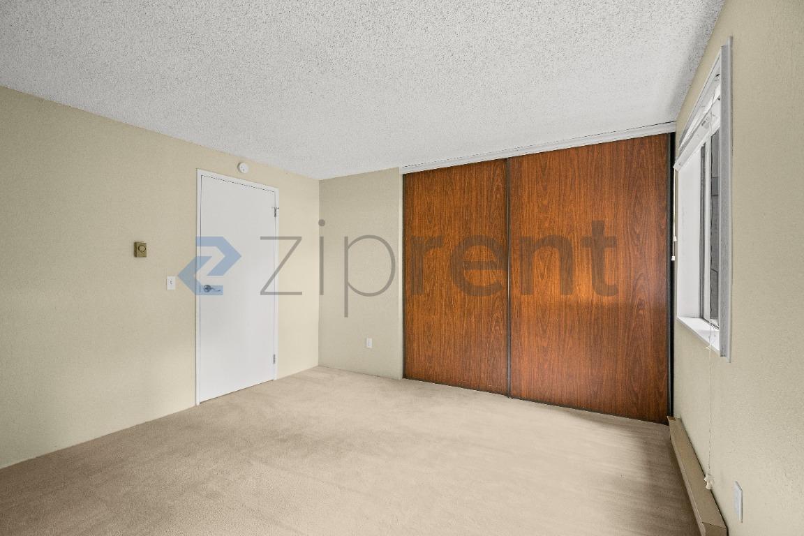 Building Photo - Unit E5