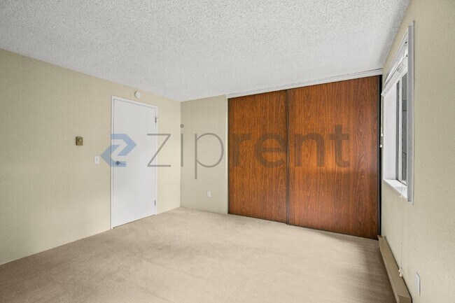Building Photo - Unit E5