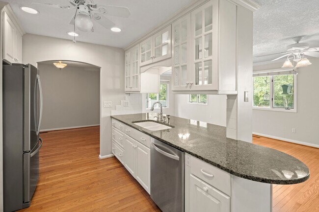 Building Photo - Spacious Updated Ranch