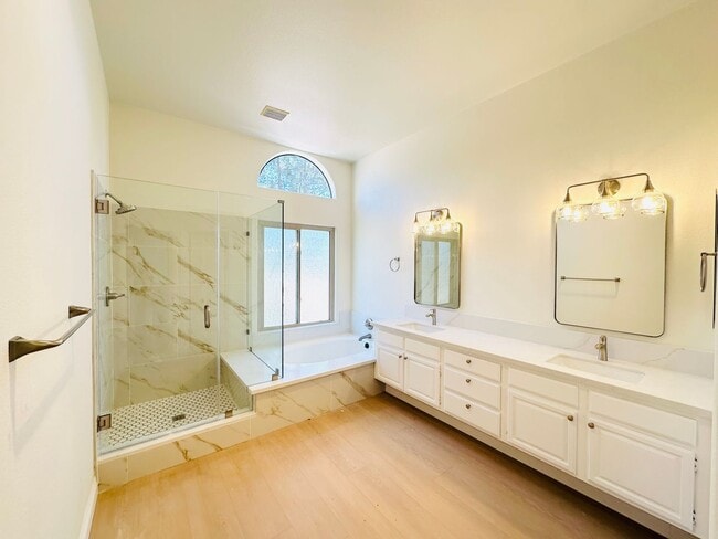 Building Photo - Luxury Remodeled 4 Bedroom Residence in a Prime Central Location