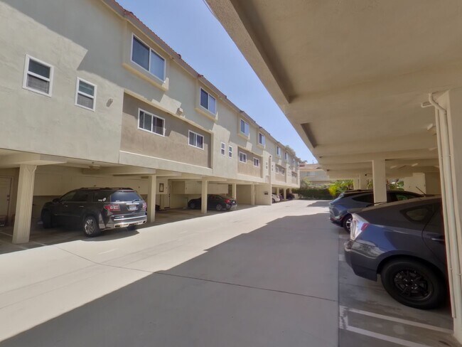 Building Photo - **Open House** Friday, June 12th, TIME: 3:30pm - 4:30pm