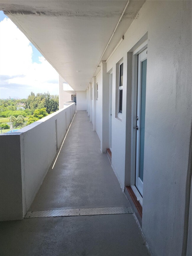 Building Photo - 1075 NE Miami Gardens Dr