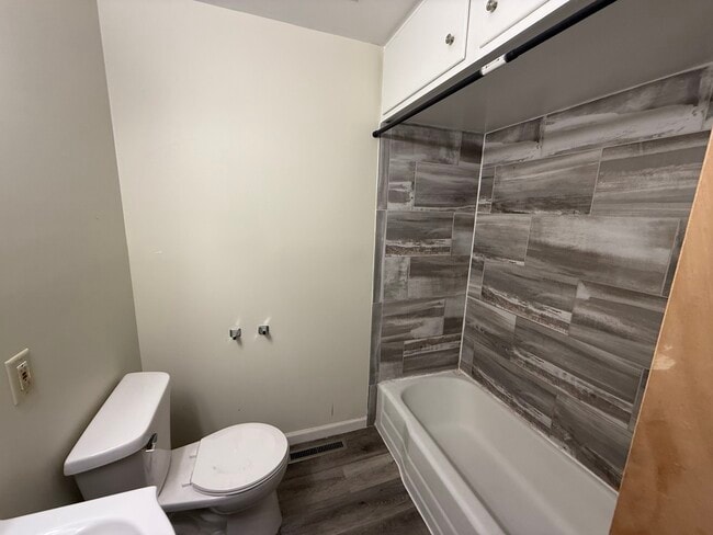 Building Photo - 1060 W Hickory St