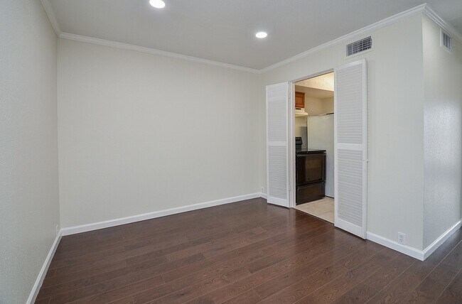Building Photo - 2121 Fountain View Dr