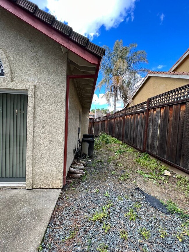 Building Photo - Huge 2 Story 5 Bedroom 3 Car Garage Home w...