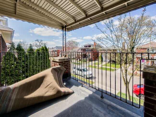 Building Photo - Welcome to this beautiful 2 bedroom, 2 bat...