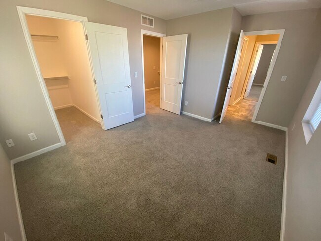 Building Photo - Spacious Englewood Home
