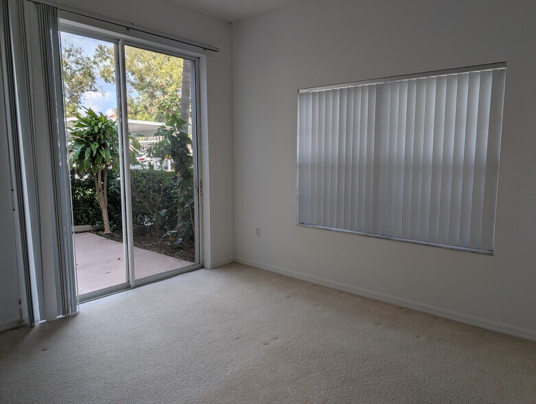 Building Photo - 4202 Central Sarasota Pky