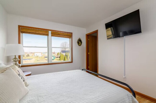 Building Photo - 10268 Cleveland Rd