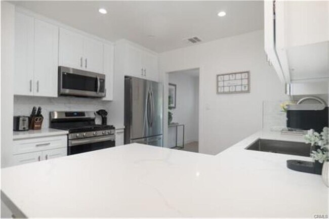 Building Photo - 5840 White Oak Ave
