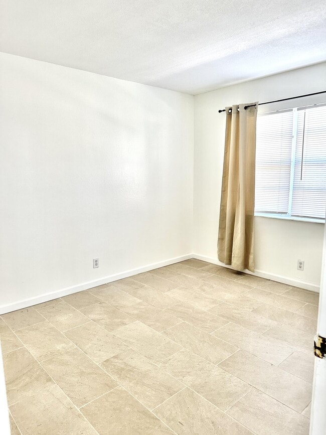 Building Photo - 1566 SE Royal Green Cir