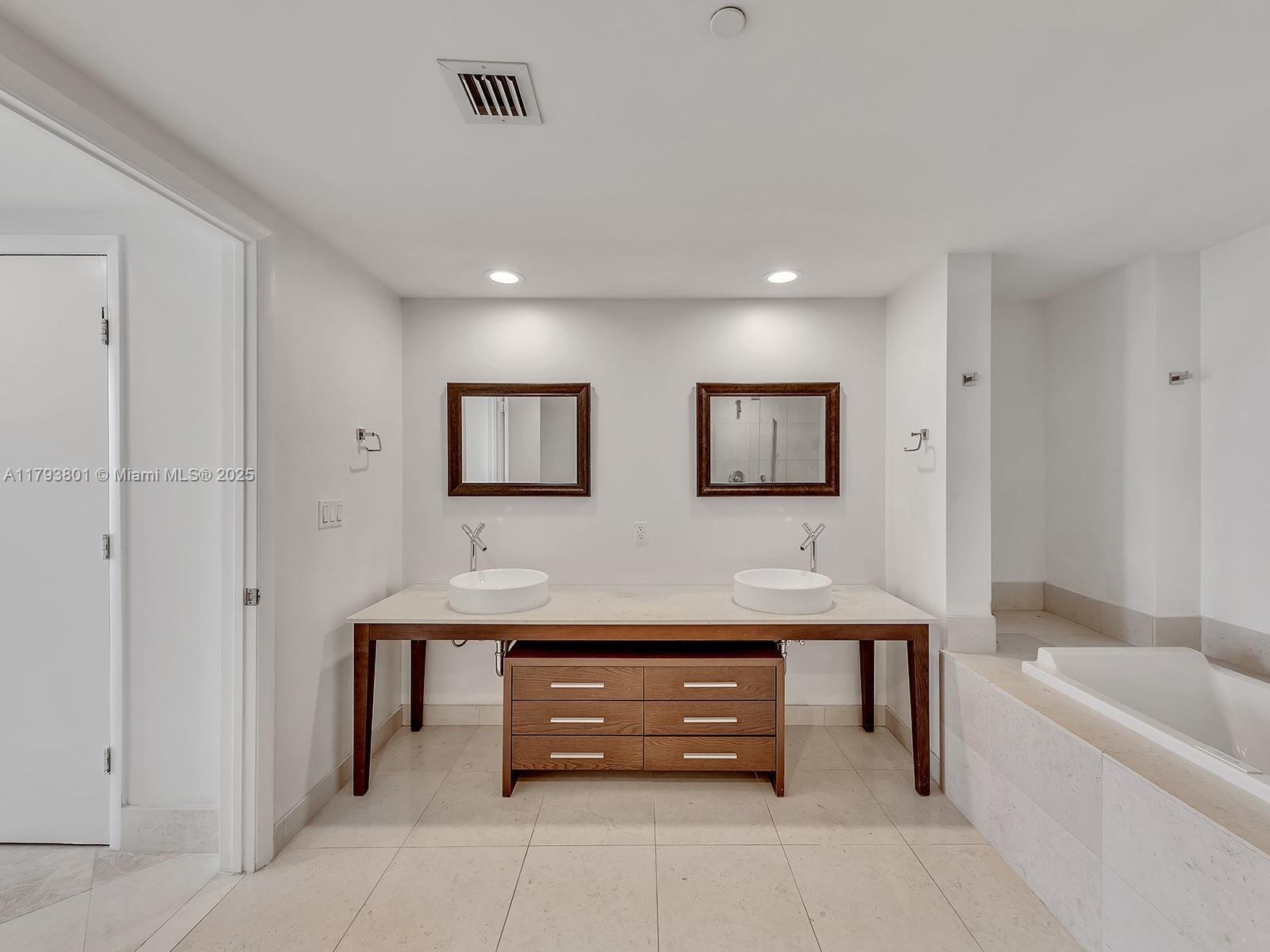 Building Photo - 475 Brickell Ave
