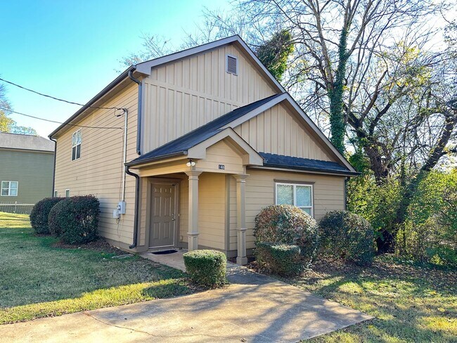 Primary Photo - Five Bedroom Near Downtown Available for P...