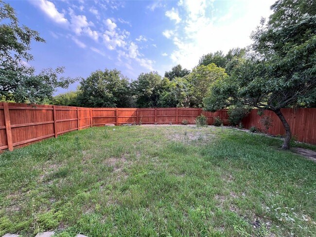 Building Photo - 2504 St James Pl
