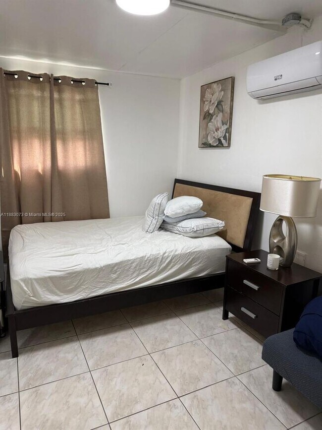 Building Photo - 826 SW 12th Ct