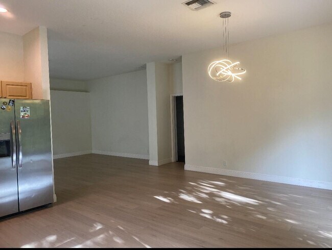 Building Photo - 7953 NW 70th Ave