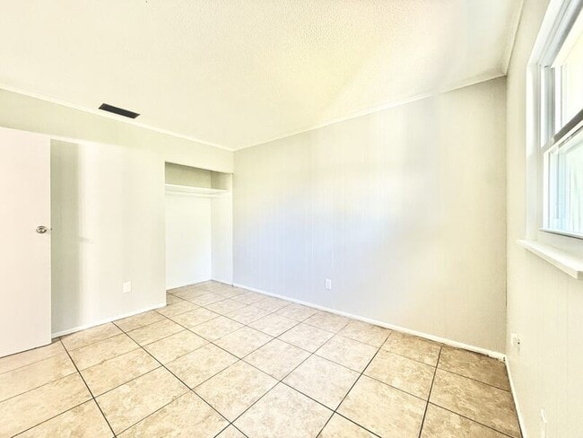 Building Photo - 605 64th Ave W