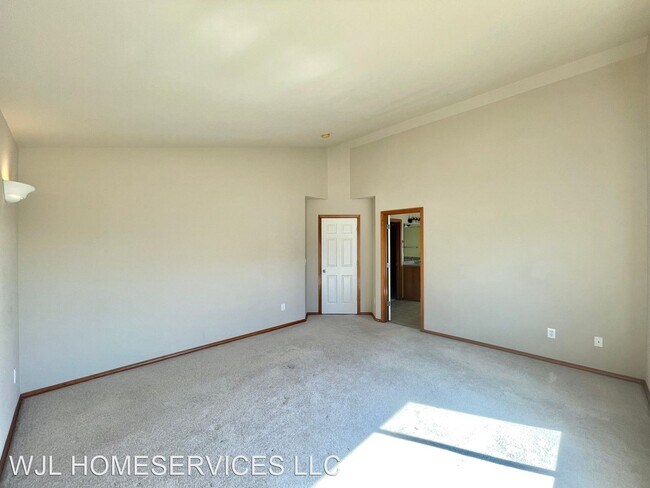 Building Photo - 4 br, 2.5 bath House - 17830 14th Ave W