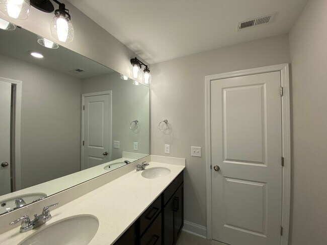 Building Photo - 6260 Kershaw Mdws Rd