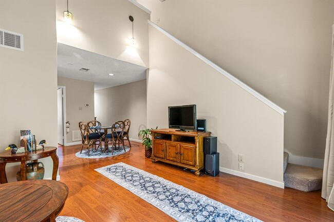 Building Photo - 3900 Aspen Dr