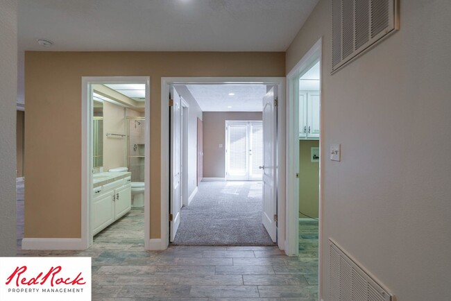 Building Photo - Spacious 5 Bedroom Home in A Quiet Communi...