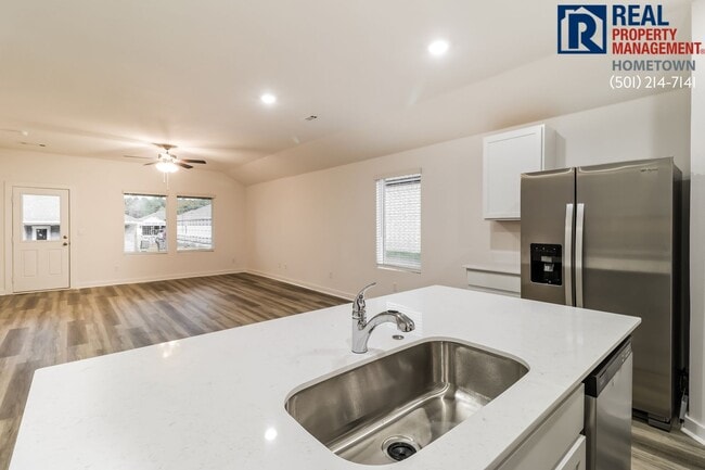 Building Photo - 108 E Fredonia Ct