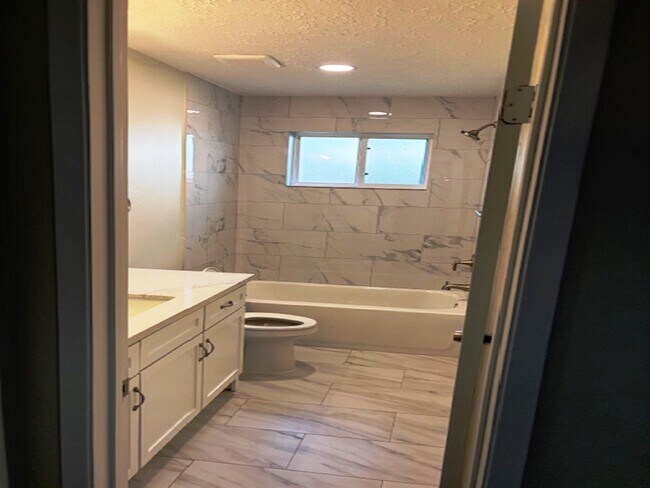 Building Photo - 5363 King Richard Dr